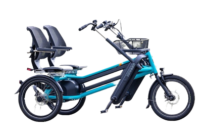 Dit is een foto van de Van Raam Fun2Go Duofiets die verhuurd wordt door ons. Dit is een fiets met een dubbele zitting dus voor twee personen. De fiets is blauw.