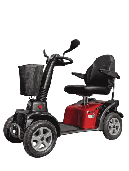 Een mezzo 4 rosso scootmobiel met een rode kleur wordt weergegeven. Een grote comfortabele stoel en grote wielen vallen op. Ook een mand voorop. 