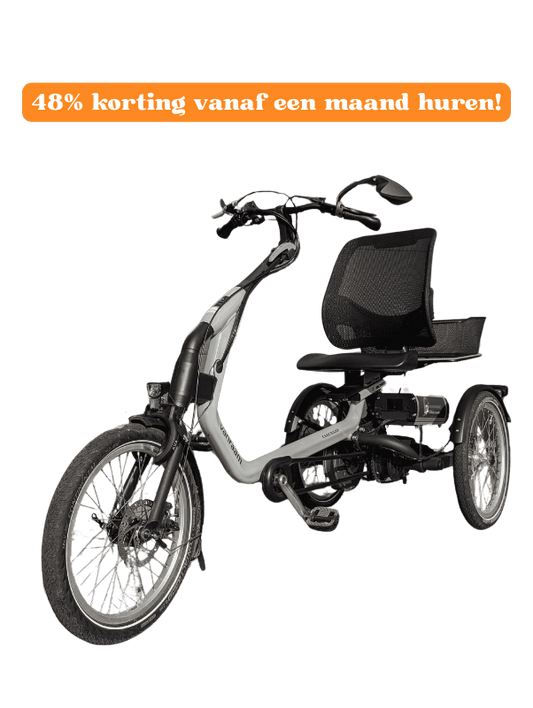 Een grijskleurige driewieler fiets met drie wielen. Een grote zit/ stoel om op te zitten en een grote mand achterop. Een spiegel op het stuur. Ook met elektrische ondersteuning en verlichting. Bovenaan de korting, al 48% korting op de dagprijs vanaf een periode van een maand huren.
