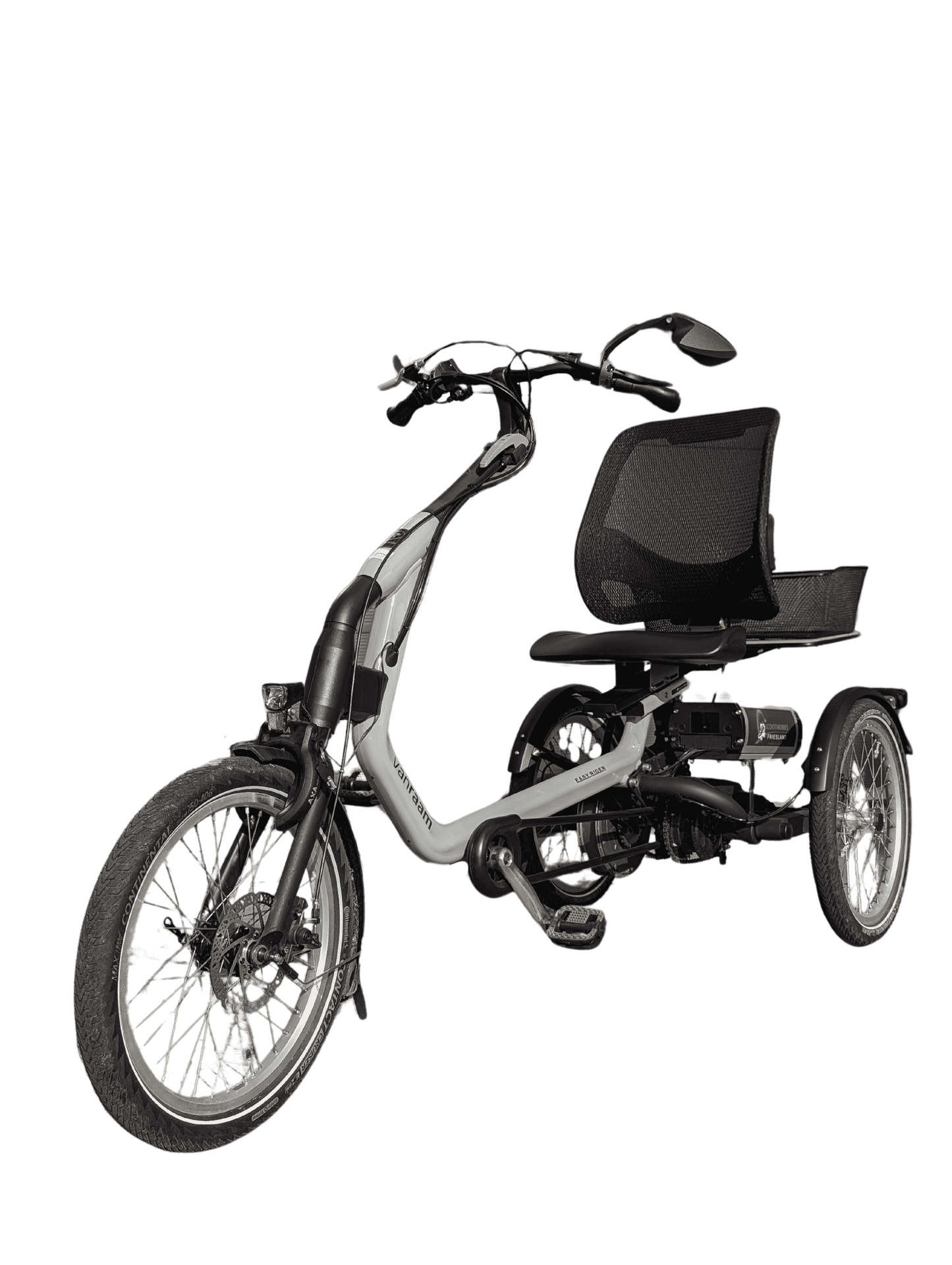 Een grijskleurige driewieler fiets met drie wielen. Een grote zit/ stoel om op te zitten en een grote mand achterop. Een spiegel op het stuur. Ook met elektrische ondersteuning en verlichting.